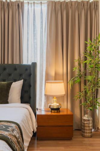Una cama o camas en una habitación de Ahuja Residency Sage