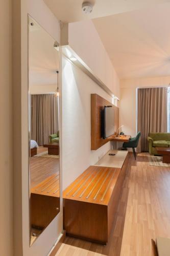 Una cama o camas en una habitación de Ahuja Residency Sage