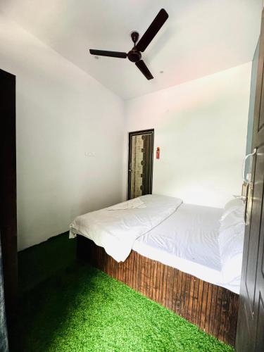 Una cama o camas en una habitación de RGB Hotel Sersi