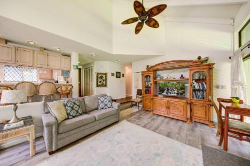 プリンスビルにあるSpacious Getaway Condo Near Beach & Golf 1st Floorのソファとテーブルのあるリビングルーム