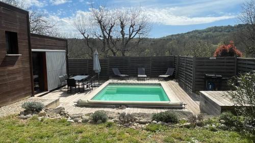 - une piscine avec des chaises, une table et une clôture dans l'établissement Villa Les Galets, à Salavas