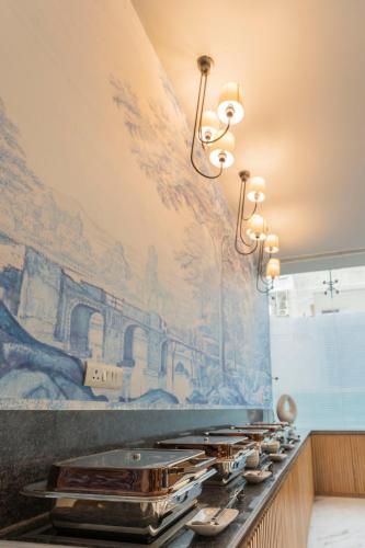 Una cocina o cocineta en Ahuja Residency Sage