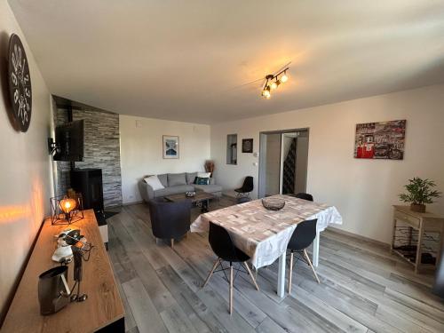 un salon avec une table et un canapé dans l'établissement Maison de vacances avec terrasse - 6 personnes, à Montagny-lès-Beaune