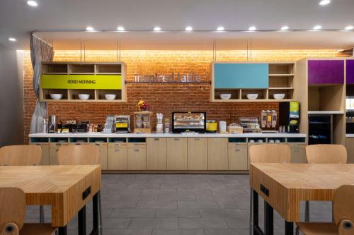 フェニックスにあるHome2 Suites By Hilton Phoenix Downtownのカウンター(テーブル、椅子付)
