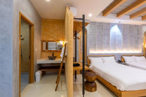 a bedroom with two bunk beds and a desk at Chiu Chiu Resort Đảo Phú Quý in Cu Lao Thu