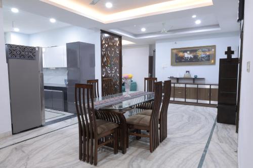 Kuchyň nebo kuchyňský kout v ubytování Aaranya Nivas 4BHK Stay