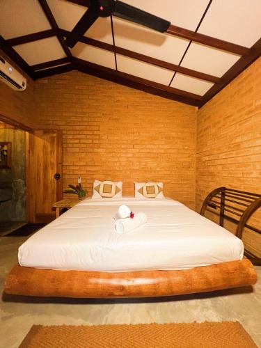 sypialnia z dużym łóżkiem z białymi prześcieradłami w obiekcie Aurora Eco stay w mieście Weligama