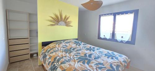 une chambre avec un lit et une fenêtre dans l'établissement Maison Les jardins de serignan, à Sérignan