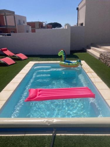 une petite piscine avec dans l'établissement Maison Les jardins de serignan, à Sérignan