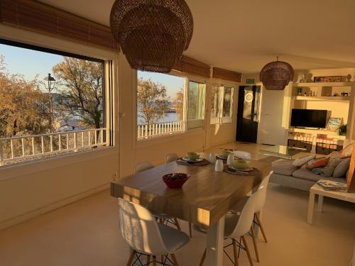 un salon avec une table, des chaises et un canapé dans l'établissement Coco Beach, à Carqueiranne
