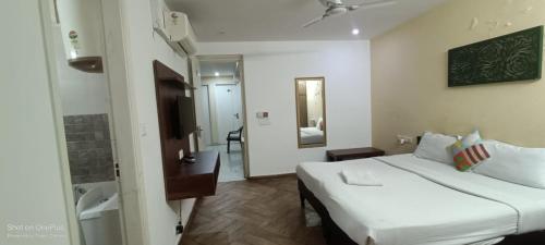 NUAB House - Near Fortis, MAX, MEDANTA, Paras Hospitals and HUDA Metroにあるベッド