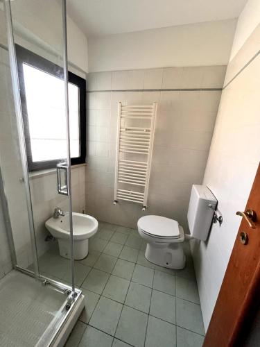 a bathroom with a toilet and a sink at La quiete in centro in Chivasso