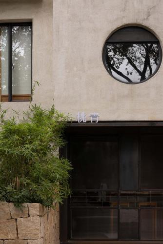 a building with a round window and a door at Rakuhotel in Wenzhou