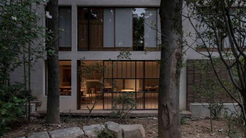 a house with a window with a table in it at Rakuhotel in Wenzhou