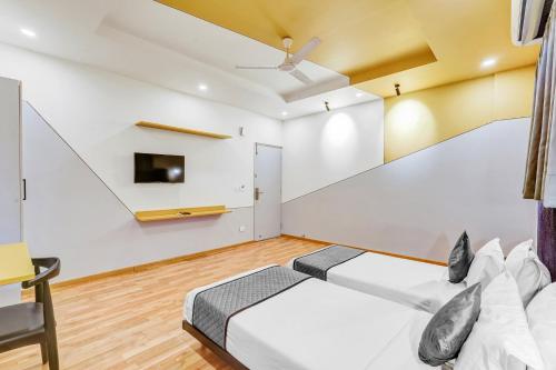 Ένα ή περισσότερα κρεβάτια σε δωμάτιο στο UPAR Hotels Nungambakkam Nearby US Consulate Apollo hospital Sankara Nethralaya