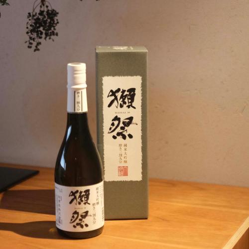a bottle of wine sitting next to a box at Rakuhotel in Wenzhou