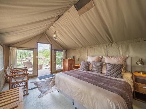 Postel nebo postele na pokoji v ubytování MILIMA Big 5 Safari Lodge