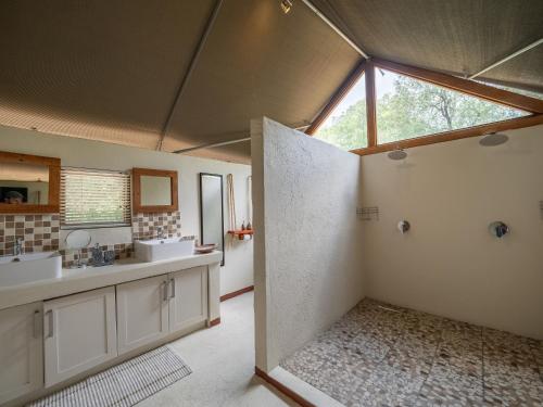 Kuchyň nebo kuchyňský kout v ubytování MILIMA Big 5 Safari Lodge