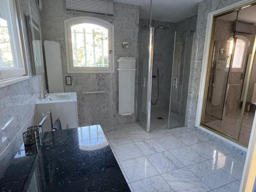 une salle de bain avec une douche et un lavabo et une douche dans l'établissement Villa 140 m2 4 étoiles - parking - wifi - clim - piscine, à Roquebrune-sur Argens