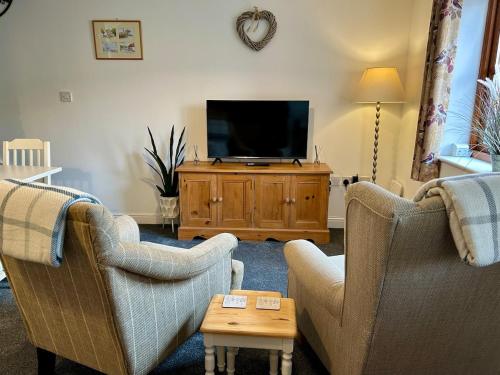 Un televizor și/sau centru de divertisment la 1 Bed cottage town centre free private parking cycle store Boroughbridge