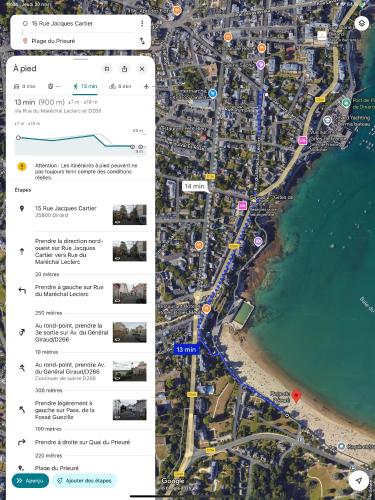 une carte de la plage et un google dans l'établissement Petit cocon avec petite vue mer, à Dinard