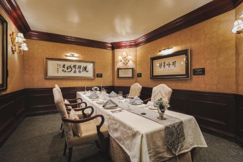 a dining room with a long table and chairs at Kensington Hotel Yeouido in Seoul