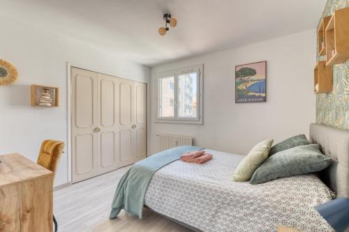 T2 - Les Dauphins, Bord de mer