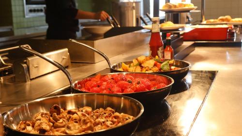 Makanan di atau berdekatan hotel