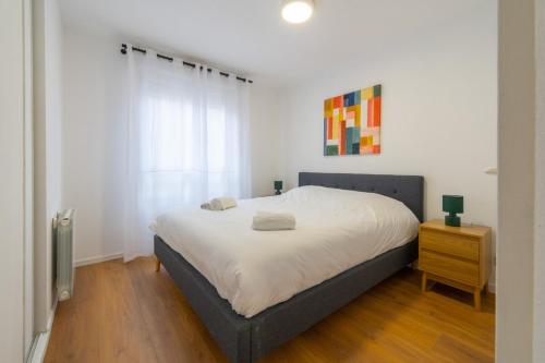 une chambre avec un lit et une commode dans l'établissement Very nice apartment in downtown Mulhouse Kennedy, à Mulhouse