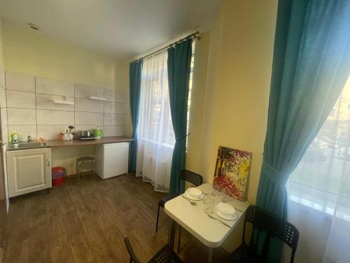 Η κουζίνα ή μικρή κουζίνα στο Doba In Ua Studio Irpin Apartments