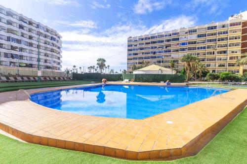 Apartamento con piscina y aire acondicionado