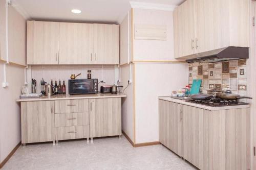 Kuchyň nebo kuchyňský kout v ubytování Shine Hostel