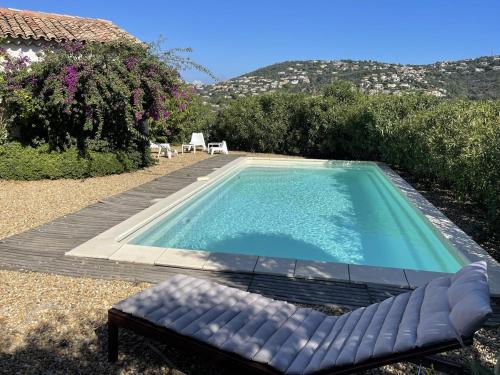 - une piscine avec chaise longue à côté d'une maison dans l'établissement 88m2 - piscine - parking - maison provençale 3 chambres, à Roquebrune-sur Argens