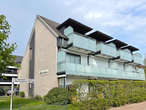 un edificio con balconi blu sul lato di Büsum Ahoi inkl Wellness-SPA im Meerzeit a Büsum