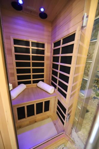 un sauna vide avec deux serviettes posées dedans dans l'établissement 'La Maison' City House in the historic Annecy, à Annecy