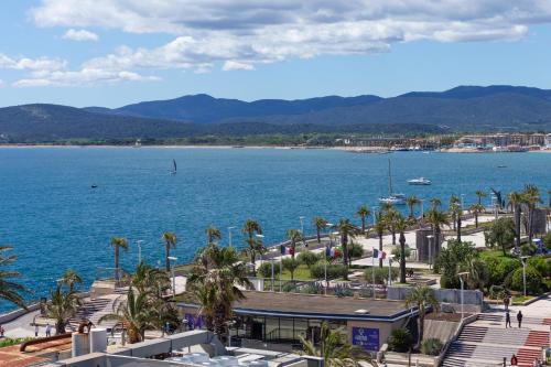 T2 - Les Dauphins, Bord de mer