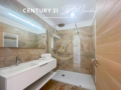 une salle de bain avec un lavabo blanc et une douche dans l'établissement Calvi T3 Les Jasmins proche centre, à Calvi