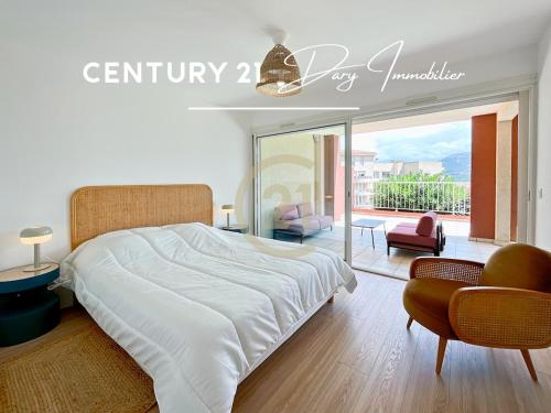 une chambre blanche avec un grand lit et un balcon dans l'établissement Calvi T3 Les Jasmins proche centre, à Calvi