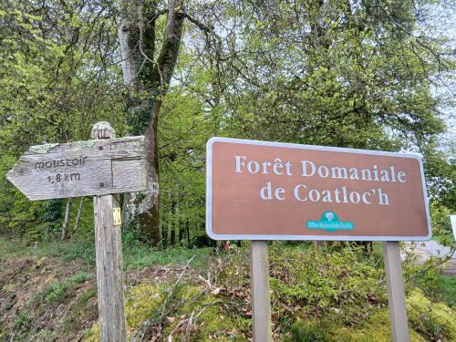 a sign for a forestalled de cottotourt at Chambre paisible avec jardin à la campagne en Finistère sud in Scaër