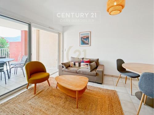 un salon avec un canapé et une table dans l'établissement Calvi T2 les Jasmins proche centre, à Calvi