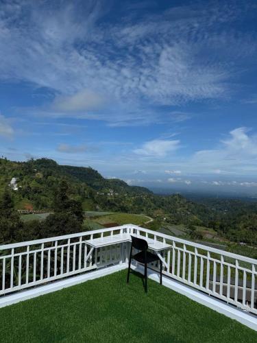 KaranganyarにあるSunSet Lawu Kemuning, Villa, Full House 3 Bed, Free BBQ, Free Float Light Breakfastの椅子、景色を望むバルコニー