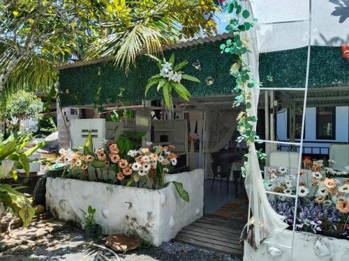 a flower shop with a display of flowers at Maidok Homestay(ไม้ดอกโฮมสเตย์) in Ban Pak Ba Ra