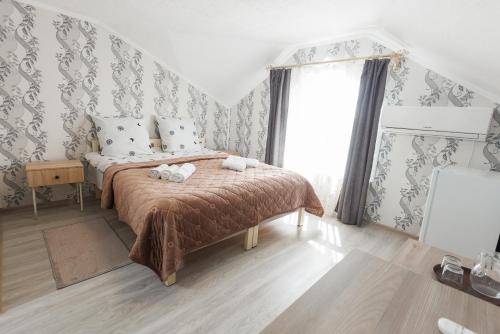 a bedroom with a bed with two stuffed animals on it at Перлина Карпат in Pistyn
