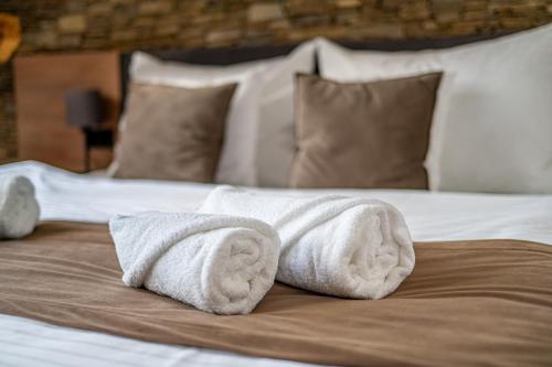 a bed with towels on top of it at Galerie mlýn Žeraviny in Žeraviny