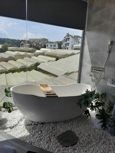 eine Badewanne im Bad mit Fenster in der Unterkunft S-chill Home in Ấp Kim Thạch