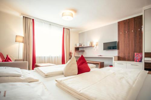 Ein Bett oder Betten in einem Zimmer der Unterkunft Hotel Rosenvilla