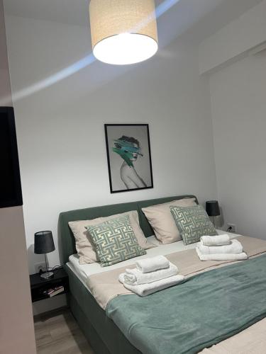 a bedroom with a bed with towels on it at Apartmani Zoe, Jagodina, Aqvapark, K-kompleks in Trnava