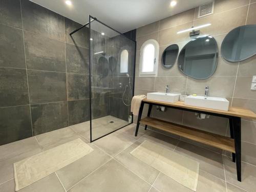 une salle de bain avec deux lavabos et une douche dans l'établissement Villa de charme 4 chambres vue mer imprenable, à Roquebrune-sur Argens