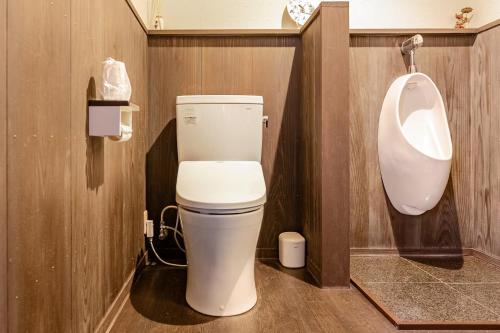 長浜市にあるメモリア近江のバスルーム(白いトイレ、便器付)