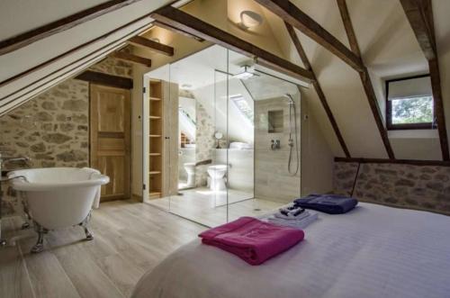 La grande salle de bains est pourvue d'une baignoire, d'un lavabo et d'une baignoire. dans l'établissement Villa Serena, à La Fouillade